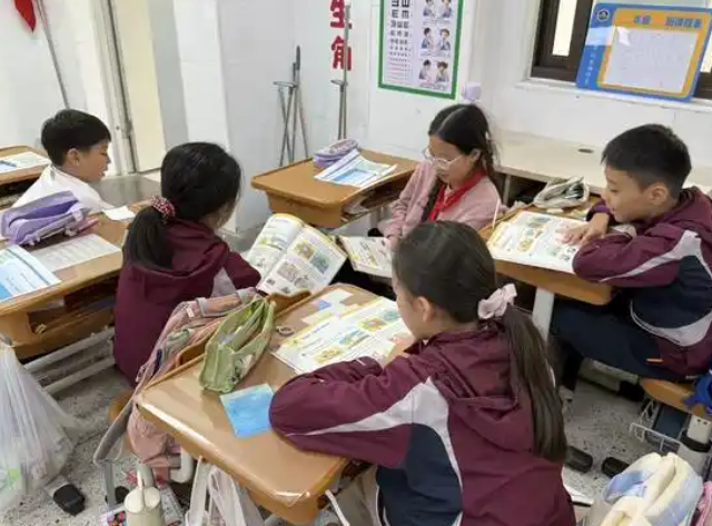 将课堂真实交还学生数学课上学生化身校园测量师实地测量 将课堂真实交还学生数学课上学生化身校园测量师实地测量