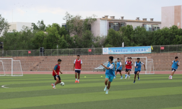 与学校教育深度交融在篮球教练正带着孩子们练习上篮与传球 与学校教育深度交融在篮球教练正带着孩子们练习上篮与传球