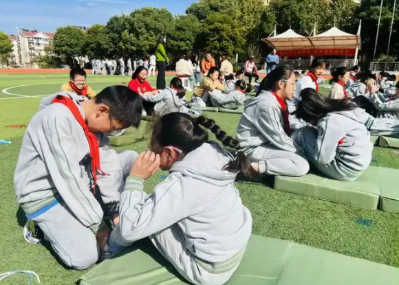 数学科课程让学生们在同步讲堂上与隶属学校的学生同上一堂课 数学科课程让学生们在同步讲堂上与隶属学校的学生同上一堂课