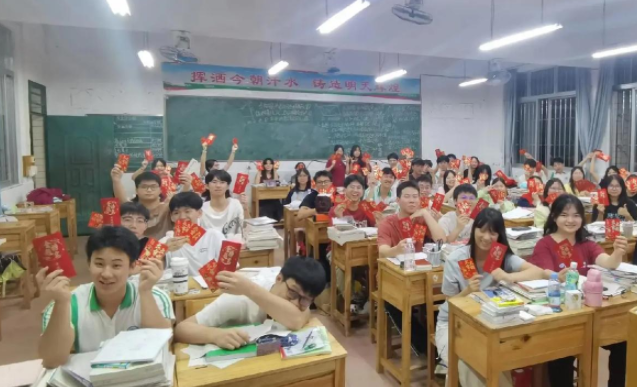 全部为了学生进一步触碰和感知到教师群体的价值追求和精力高